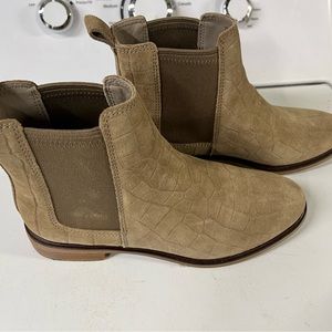 Clarks 9 1/2 ladies tan booties